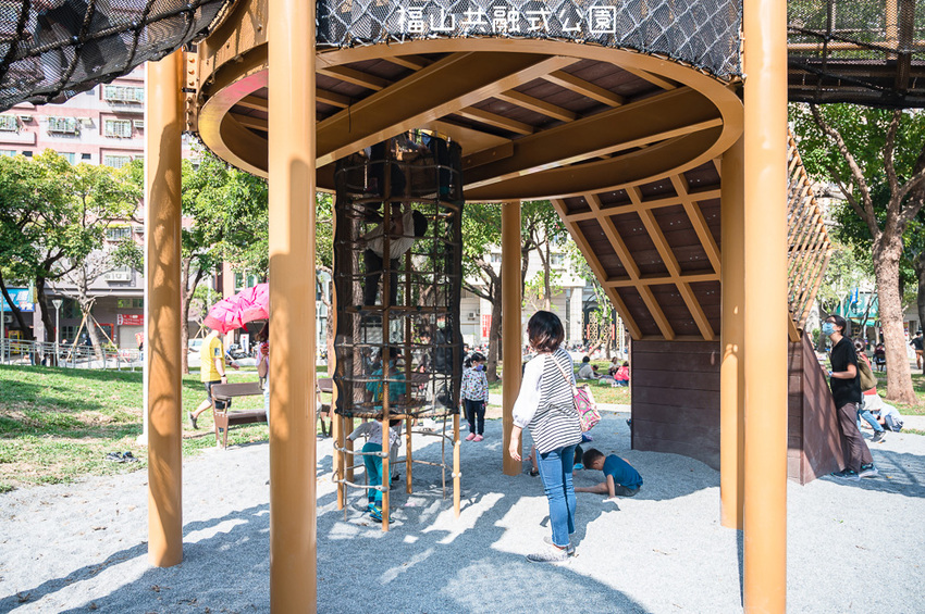 |特色公園|福山公園,高雄最新共融式兒童遊戲場,三公尺高的高低平台遊戲區、彩繪塗鴉區、砂坑等多種遊具 - Hallo!Im 婷兒