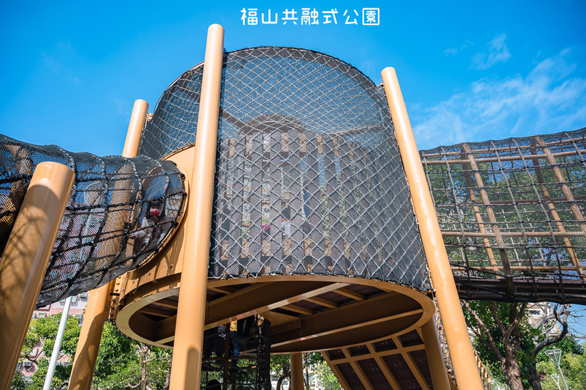 |特色公園|福山公園,高雄最新共融式兒童遊戲場,三公尺高的高低平台遊戲區、彩繪塗鴉區、砂坑等多種遊具 - Hallo!Im 婷兒