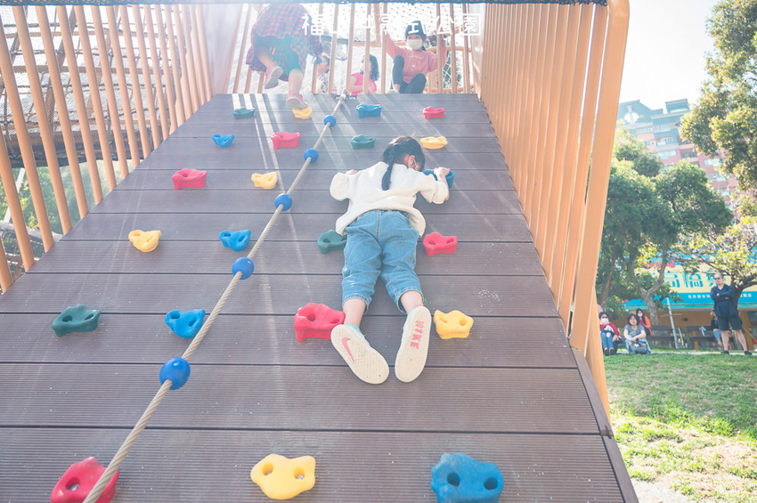|特色公園|福山公園,高雄最新共融式兒童遊戲場,三公尺高的高低平台遊戲區、彩繪塗鴉區、砂坑等多種遊具 - Hallo!Im 婷兒