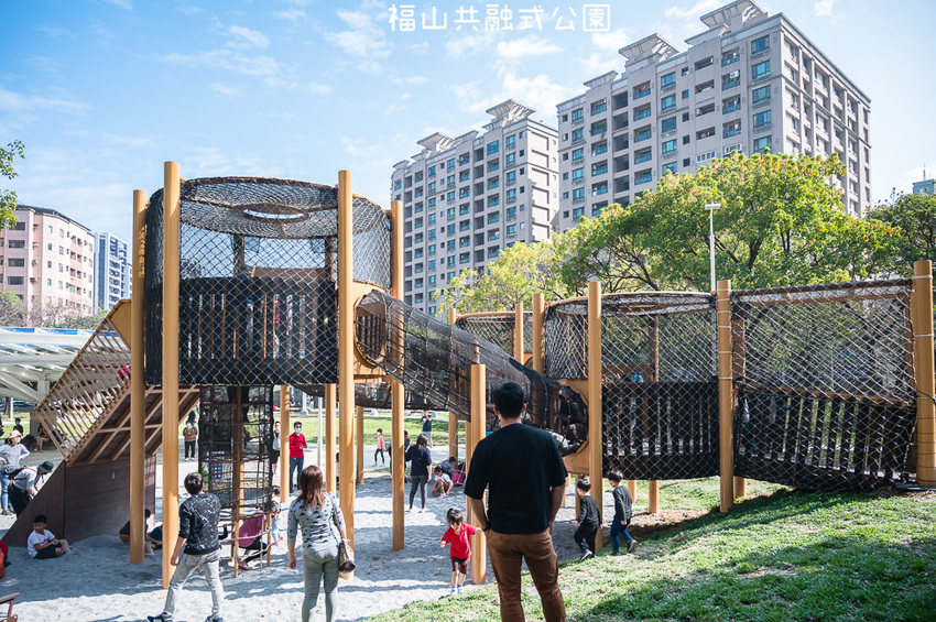 |特色公園|福山公園,高雄最新共融式兒童遊戲場,三公尺高的高低平台遊戲區、彩繪塗鴉區、砂坑等多種遊具 - Hallo!Im 婷兒