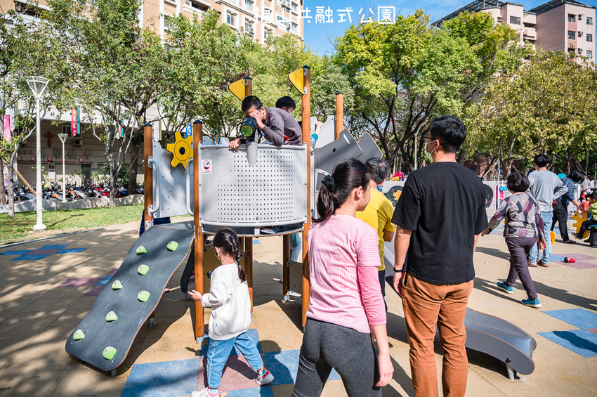 |特色公園|福山公園,高雄最新共融式兒童遊戲場,三公尺高的高低平台遊戲區、彩繪塗鴉區、砂坑等多種遊具 - Hallo!Im 婷兒
