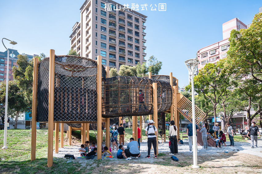 |特色公園|福山公園,高雄最新共融式兒童遊戲場,三公尺高的高低平台遊戲區、彩繪塗鴉區、砂坑等多種遊具 - Hallo!Im 婷兒