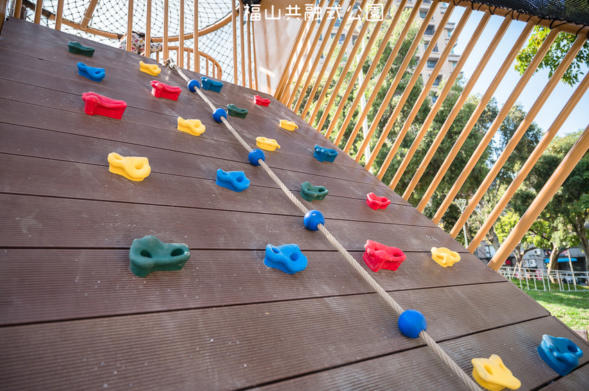 |特色公園|福山公園,高雄最新共融式兒童遊戲場,三公尺高的高低平台遊戲區、彩繪塗鴉區、砂坑等多種遊具 - Hallo!Im 婷兒