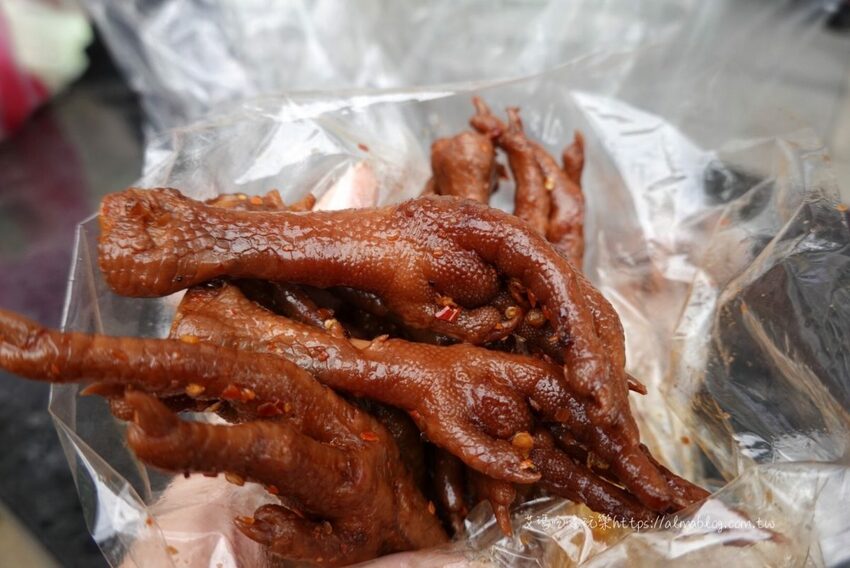 〖眷村口麻辣滷味〗深夜嘴饞就靠它！藏匿車棚得獎滷味．滷汁秘方＋麻辣超ㄙㄨㄚˋ嘴 - 艾瑪▪ 享受吃喝玩樂札記