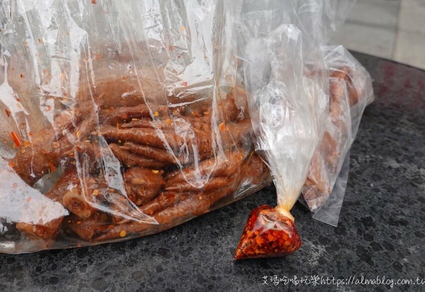 〖眷村口麻辣滷味〗深夜嘴饞就靠它！藏匿車棚得獎滷味．滷汁秘方＋麻辣超ㄙㄨㄚˋ嘴 - 艾瑪▪ 享受吃喝玩樂札記