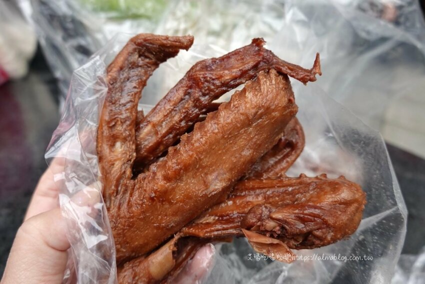 〖眷村口麻辣滷味〗深夜嘴饞就靠它！藏匿車棚得獎滷味．滷汁秘方＋麻辣超ㄙㄨㄚˋ嘴 - 艾瑪▪ 享受吃喝玩樂札記