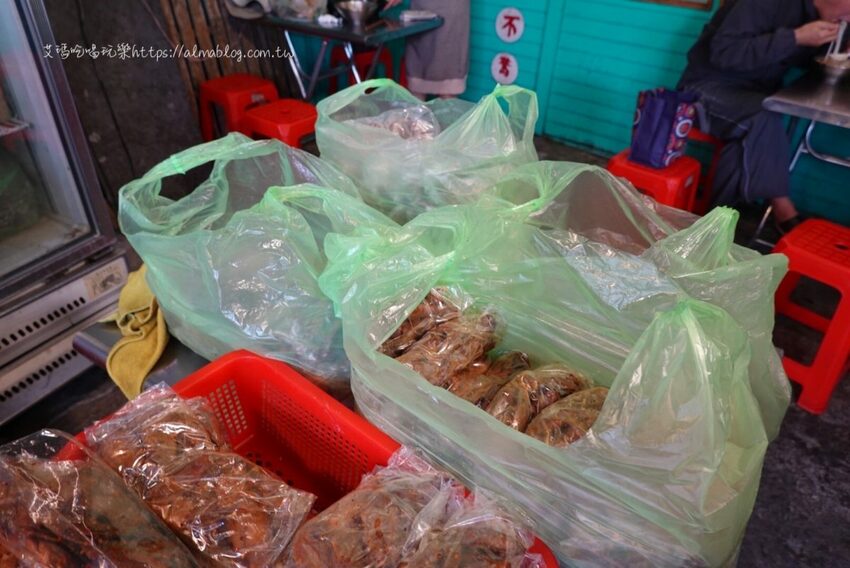 〖眷村口麻辣滷味〗深夜嘴饞就靠它！藏匿車棚得獎滷味．滷汁秘方＋麻辣超ㄙㄨㄚˋ嘴 - 艾瑪▪ 享受吃喝玩樂札記