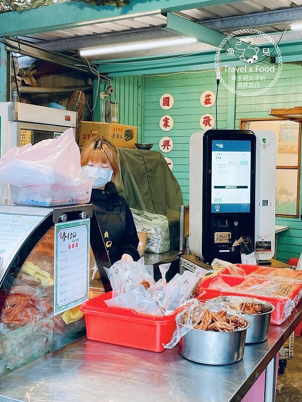 又香又入味，一試成主顧！㊙️超高人氣的得獎滷味，忠貞眷村口麻辣滷味/米干，小心吃一口就愛上~ @魚兒 x 牽手明太子的「視」界旅行