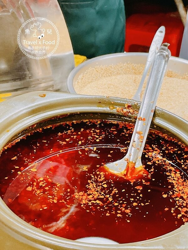 又香又入味，一試成主顧！㊙️超高人氣的得獎滷味，忠貞眷村口麻辣滷味/米干，小心吃一口就愛上~ @魚兒 x 牽手明太子的「視」界旅行