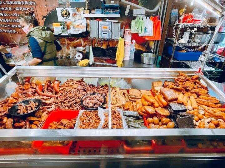 又香又入味，一試成主顧！㊙️超高人氣的得獎滷味，忠貞眷村口麻辣滷味/米干，小心吃一口就愛上~ @魚兒 x 牽手明太子的「視」界旅行