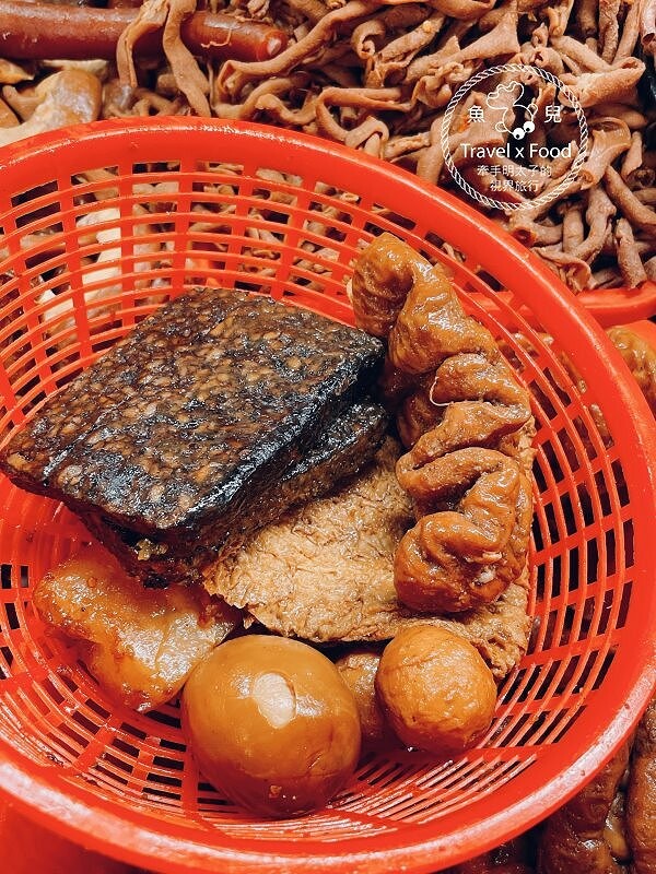 又香又入味，一試成主顧！㊙️超高人氣的得獎滷味，忠貞眷村口麻辣滷味/米干，小心吃一口就愛上~ @魚兒 x 牽手明太子的「視」界旅行