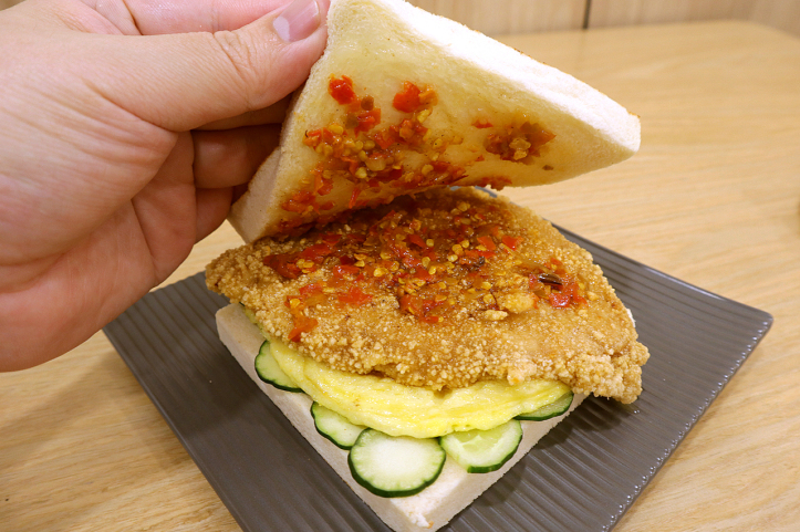 新竹竹北｜燒胖肉蛋吐司-竹北店｜大塊男子漢腿排．再佐點韓式泡菜!