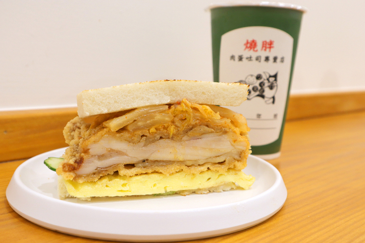 新竹竹北｜燒胖肉蛋吐司-竹北店｜大塊男子漢腿排．再佐點韓式泡菜!