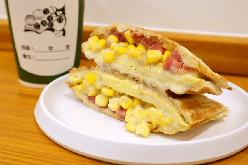 新竹竹北｜燒胖肉蛋吐司-竹北店｜大塊男子漢腿排．再佐點韓式泡菜!