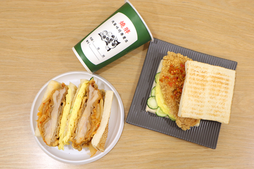 新竹竹北｜燒胖肉蛋吐司-竹北店｜大塊男子漢腿排．再佐點韓式泡菜!