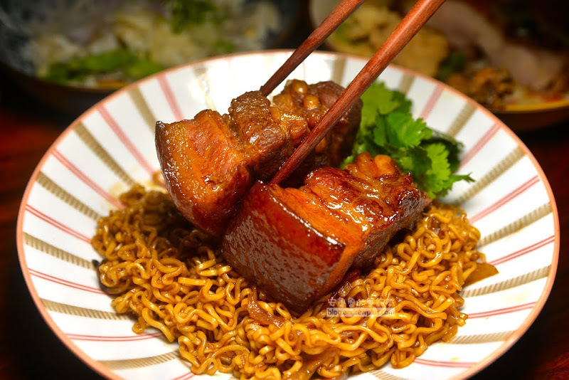 信宅 食堂/餐酒館 吃完嘴角泛油光的豬五花炒泡麵,在半生熟美味的鐵板生魚片