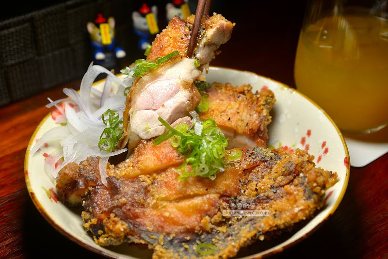 信宅 食堂/餐酒館 吃完嘴角泛油光的豬五花炒泡麵,在半生熟美味的鐵板生魚片