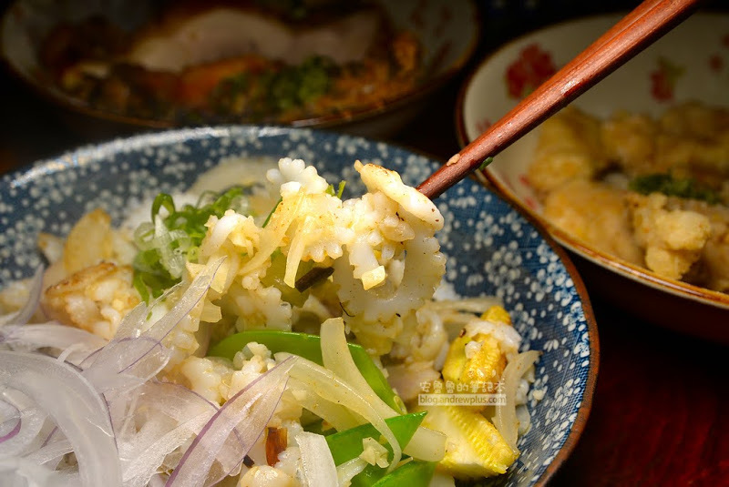 信宅 食堂/餐酒館 吃完嘴角泛油光的豬五花炒泡麵,在半生熟美味的鐵板生魚片