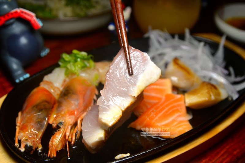 信宅 食堂/餐酒館 吃完嘴角泛油光的豬五花炒泡麵,在半生熟美味的鐵板生魚片