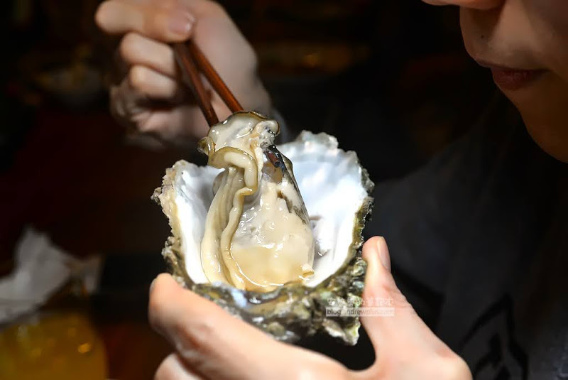 信宅 食堂/餐酒館 吃完嘴角泛油光的豬五花炒泡麵,在半生熟美味的鐵板生魚片