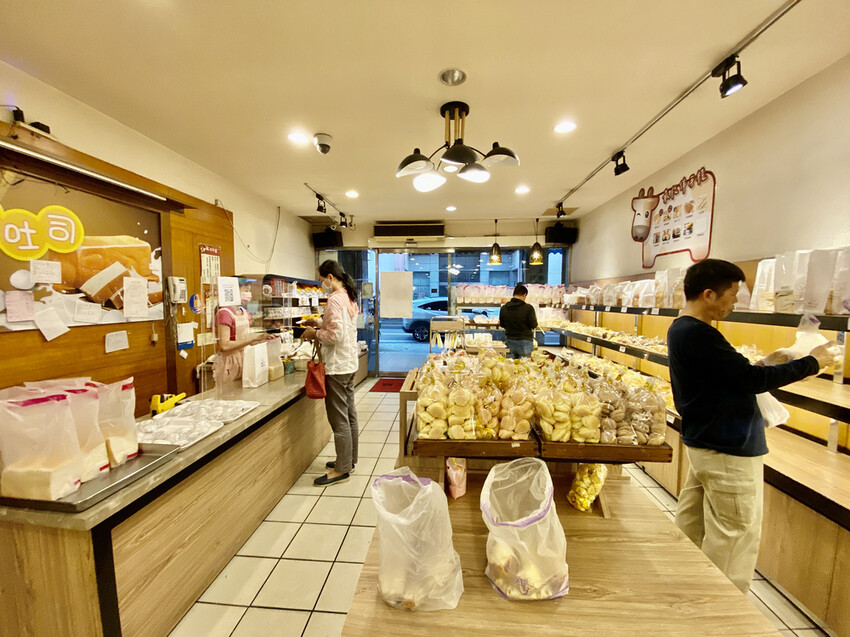 宜蘭縣礁溪鄉義珍香烘焙坊》爆漿饅頭尚出名，不加一滴水鮮奶吐司，必買伴手禮推薦