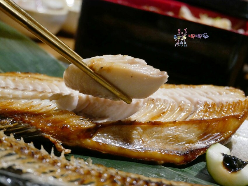 【台北美食】忠孝敦化站平價日本料理~新鮮鮭魚生魚片滿滿鋪在飯上,花魚一夜干好好吃!