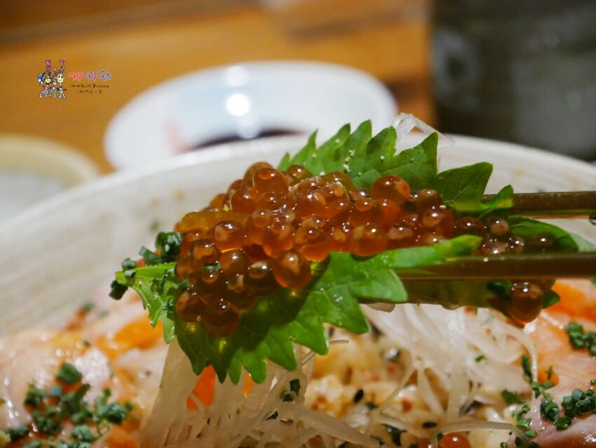【台北美食】忠孝敦化站平價日本料理~新鮮鮭魚生魚片滿滿鋪在飯上,花魚一夜干好好吃!