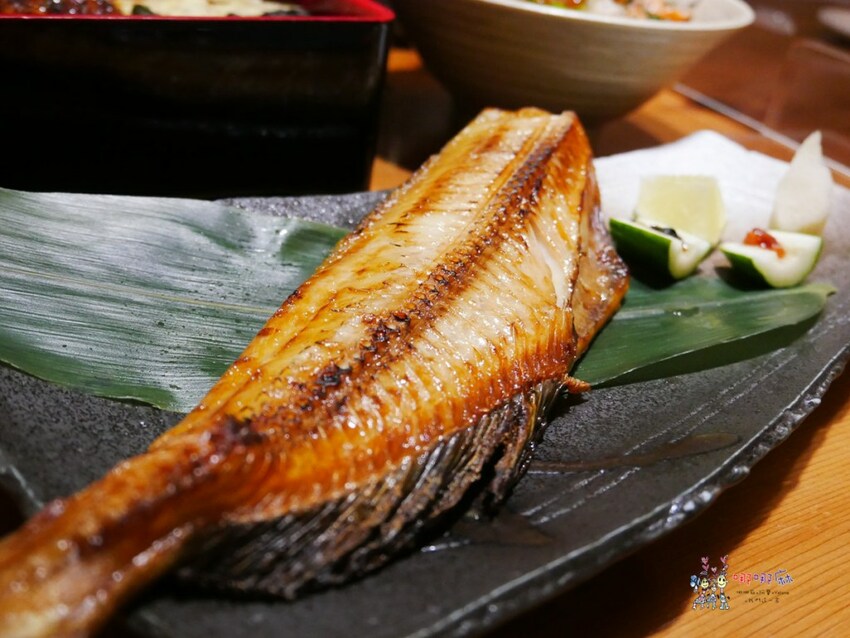 【台北美食】忠孝敦化站平價日本料理~新鮮鮭魚生魚片滿滿鋪在飯上,花魚一夜干好好吃!