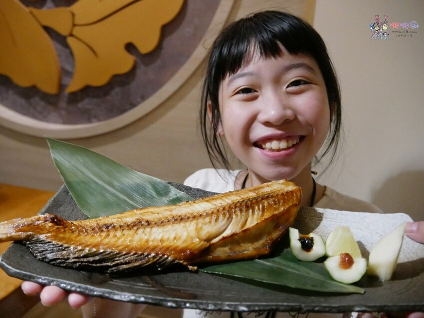 【台北美食】忠孝敦化站平價日本料理~新鮮鮭魚生魚片滿滿鋪在飯上,花魚一夜干好好吃!