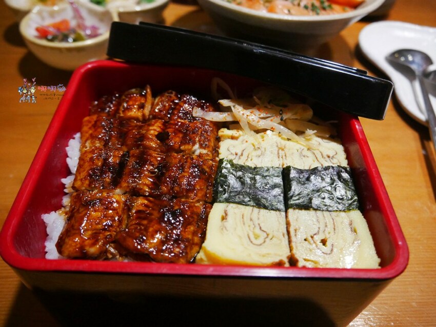 【台北美食】忠孝敦化站平價日本料理~新鮮鮭魚生魚片滿滿鋪在飯上,花魚一夜干好好吃!