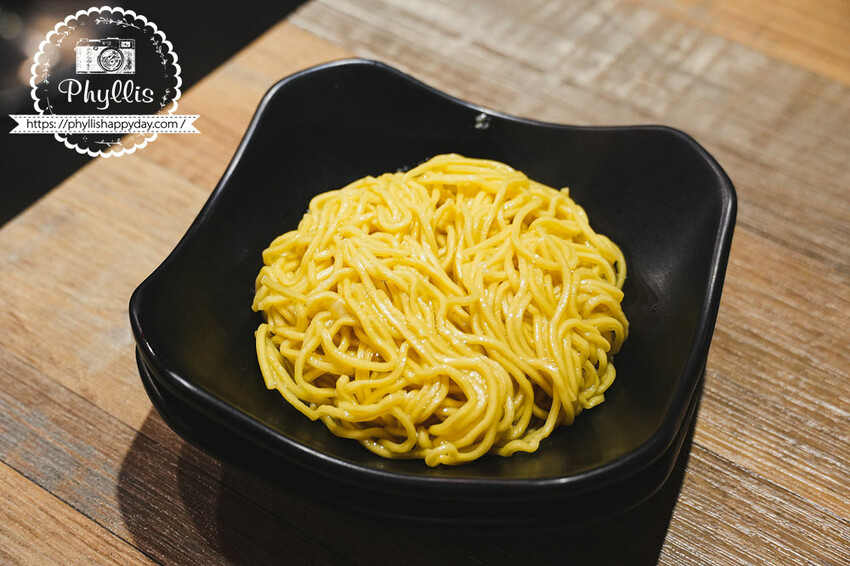 龍潭必吃『麵屋一人拉麵店』｜日本道地拉麵風格｜乾淨舒適｜充滿個性的美味拉麵店｜龍潭美食推薦 - 相片中的菲莉絲