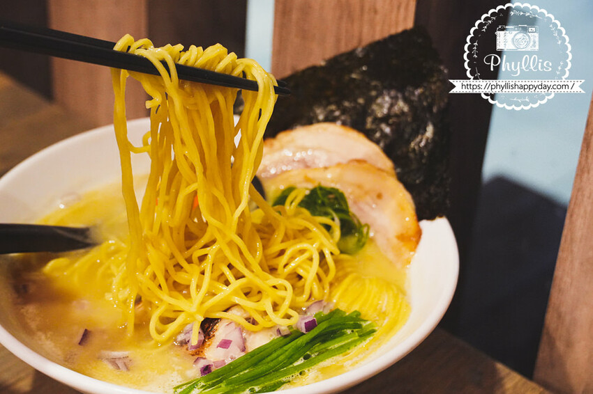 龍潭必吃『麵屋一人拉麵店』｜日本道地拉麵風格｜乾淨舒適｜充滿個性的美味拉麵店｜龍潭美食推薦 - 相片中的菲莉絲