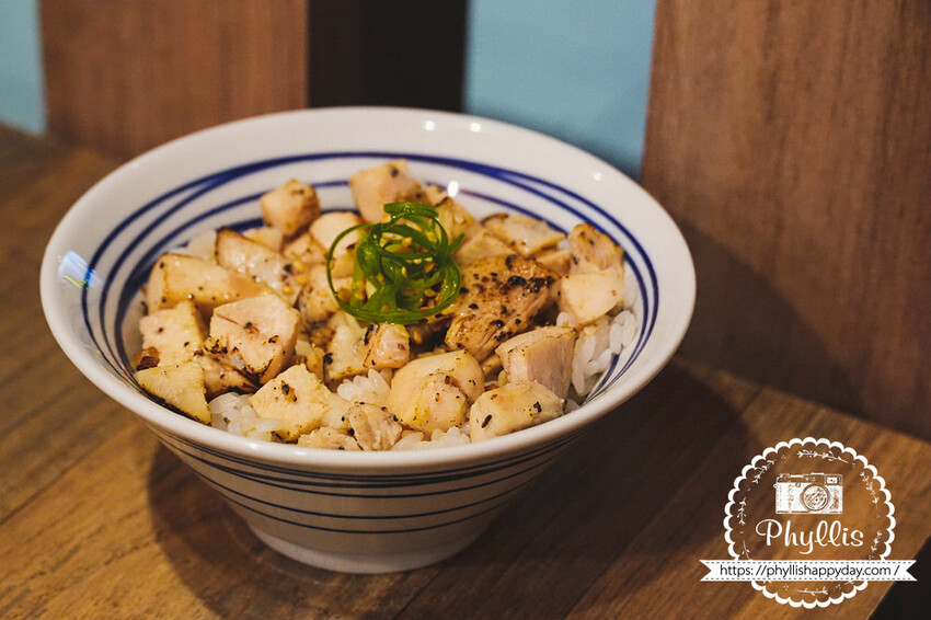 龍潭必吃『麵屋一人拉麵店』｜日本道地拉麵風格｜乾淨舒適｜充滿個性的美味拉麵店｜龍潭美食推薦 - 相片中的菲莉絲