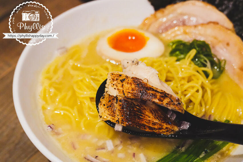 龍潭必吃『麵屋一人拉麵店』｜日本道地拉麵風格｜乾淨舒適｜充滿個性的美味拉麵店｜龍潭美食推薦 - 相片中的菲莉絲