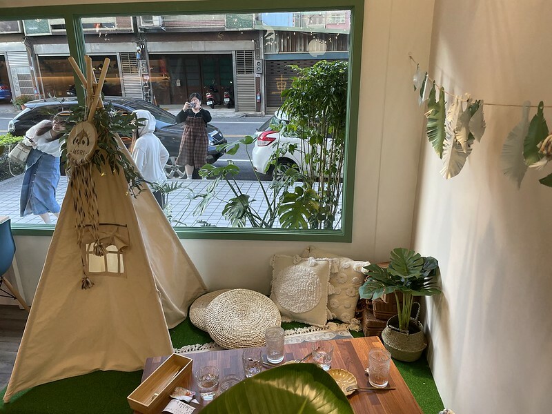 【台灣，桃園市，中壢區】莒光公園旁的森林系咖啡館/甜點店~森凝 MORI 甜點輕食。(中壢咖啡館/中壢甜點店）