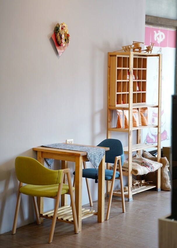 【苗栗咖啡廳】頭份自強路上新開幕『日3咖啡焙煎所』,日式風格環境,甜點以日式上生和菓子為主,還有順口好喝的百元咖啡拿鐵! - 阿華田的美食日記