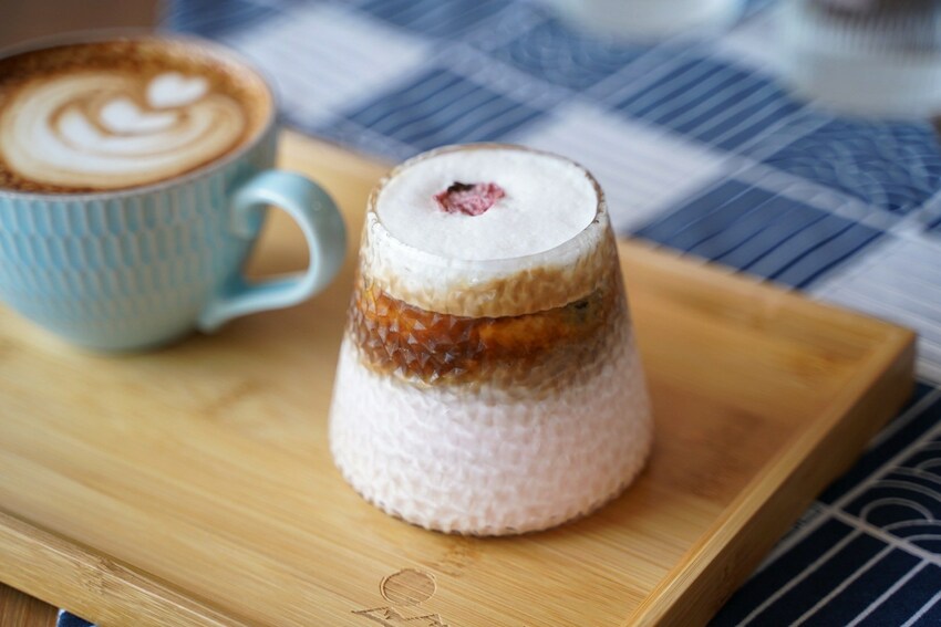 【苗栗咖啡廳】頭份自強路上新開幕『日3咖啡焙煎所』,日式風格環境,甜點以日式上生和菓子為主,還有順口好喝的百元咖啡拿鐵! - 阿華田的美食日記