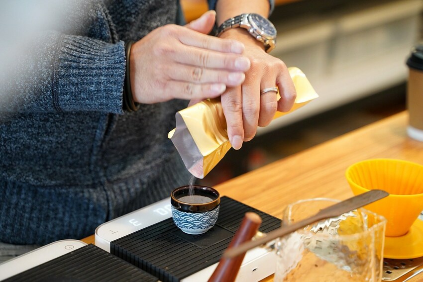 【苗栗咖啡廳】頭份自強路上新開幕『日3咖啡焙煎所』,日式風格環境,甜點以日式上生和菓子為主,還有順口好喝的百元咖啡拿鐵! - 阿華田的美食日記