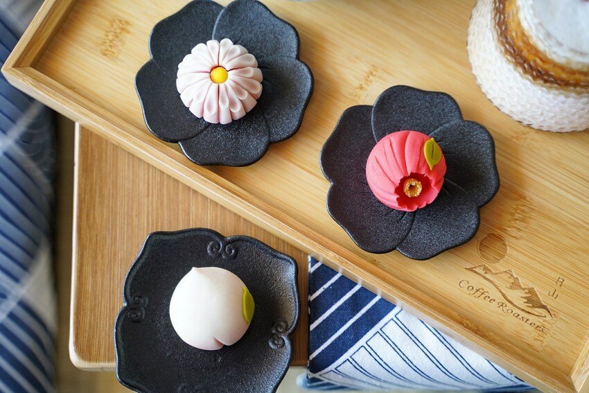 【苗栗咖啡廳】頭份自強路上新開幕『日3咖啡焙煎所』,日式風格環境,甜點以日式上生和菓子為主,還有順口好喝的百元咖啡拿鐵! - 阿華田的美食日記