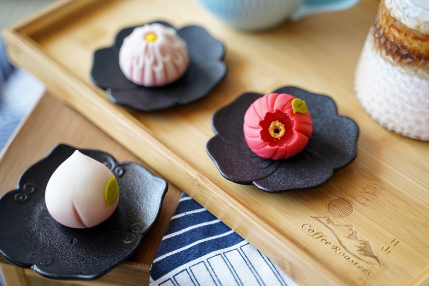 【苗栗咖啡廳】頭份自強路上新開幕『日3咖啡焙煎所』,日式風格環境,甜點以日式上生和菓子為主,還有順口好喝的百元咖啡拿鐵! - 阿華田的美食日記