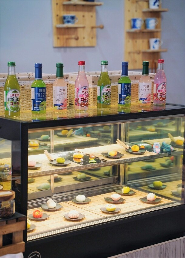 【苗栗咖啡廳】頭份自強路上新開幕『日3咖啡焙煎所』,日式風格環境,甜點以日式上生和菓子為主,還有順口好喝的百元咖啡拿鐵! - 阿華田的美食日記