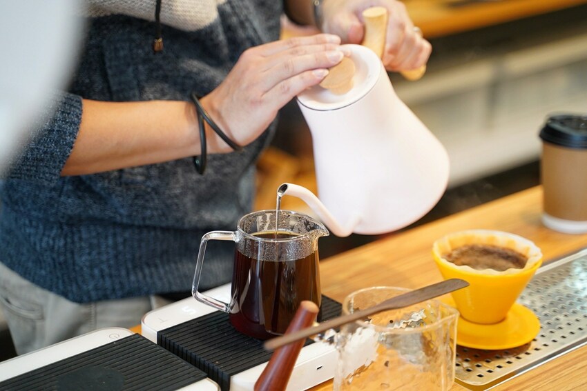 【苗栗咖啡廳】頭份自強路上新開幕『日3咖啡焙煎所』,日式風格環境,甜點以日式上生和菓子為主,還有順口好喝的百元咖啡拿鐵! - 阿華田的美食日記