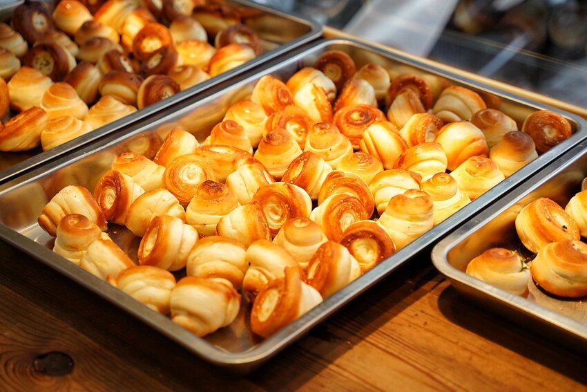 下午茶必備!秒殺烤饅頭『二良脆皮烤饅頭』一天只營業三小時!每日手擀麵團且現烤出爐,口感香Q帶脆又有嚼勁,大推蔥花口味,非常涮嘴好吃! - 阿華田的美食日記