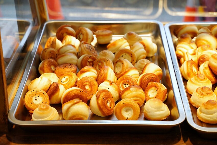 下午茶必備!秒殺烤饅頭『二良脆皮烤饅頭』一天只營業三小時!每日手擀麵團且現烤出爐,口感香Q帶脆又有嚼勁,大推蔥花口味,非常涮嘴好吃! - 阿華田的美食日記