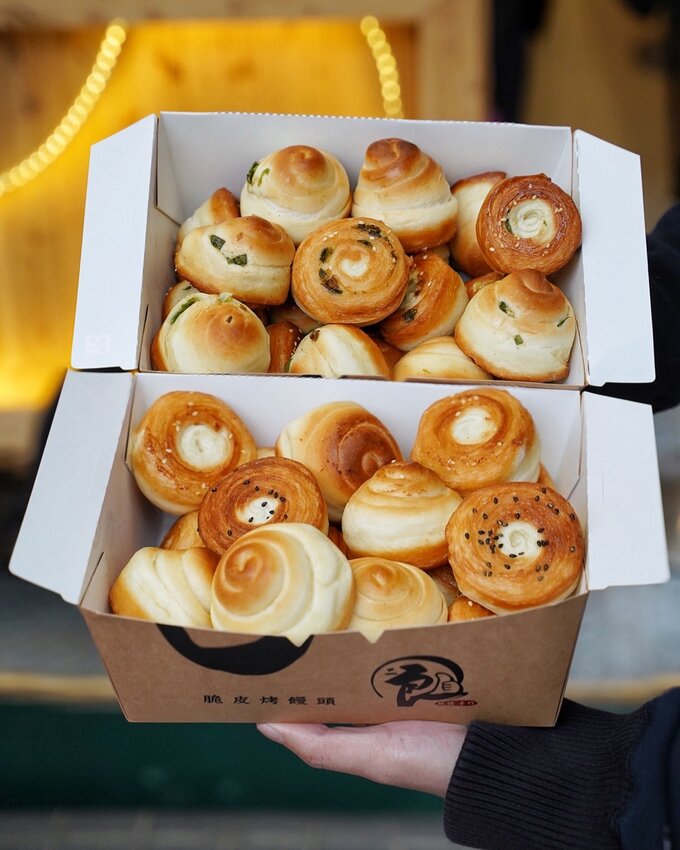 下午茶必備!秒殺烤饅頭『二良脆皮烤饅頭』一天只營業三小時!每日手擀麵團且現烤出爐,口感香Q帶脆又有嚼勁,大推蔥花口味,非常涮嘴好吃! - 阿華田的美食日記