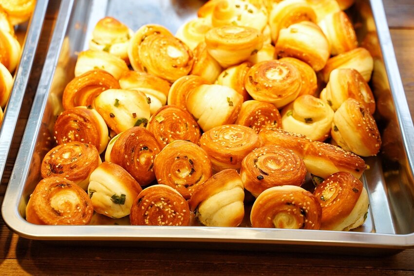 下午茶必備!秒殺烤饅頭『二良脆皮烤饅頭』一天只營業三小時!每日手擀麵團且現烤出爐,口感香Q帶脆又有嚼勁,大推蔥花口味,非常涮嘴好吃! - 阿華田的美食日記