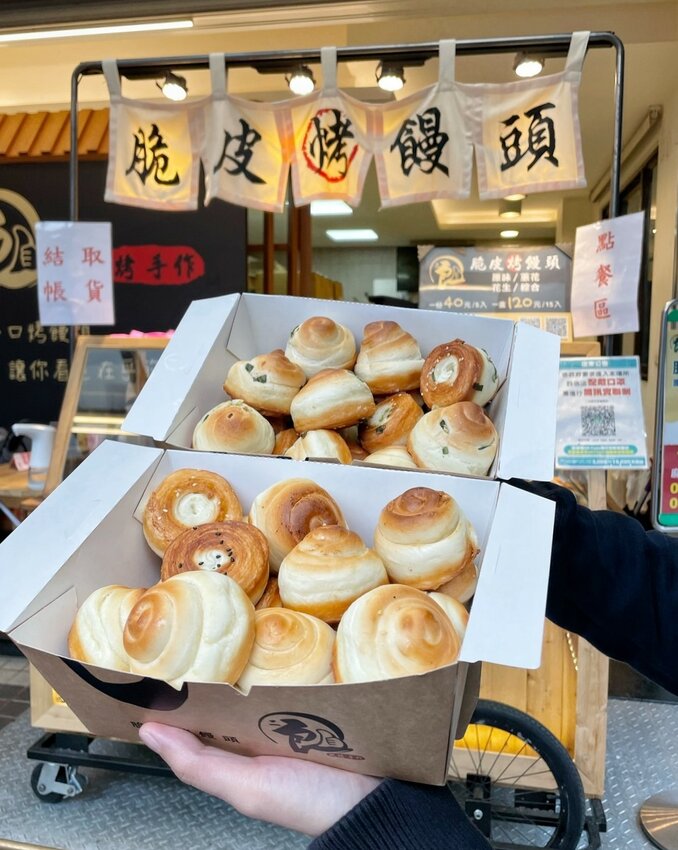 下午茶必備!秒殺烤饅頭『二良脆皮烤饅頭』一天只營業三小時!每日手擀麵團且現烤出爐,口感香Q帶脆又有嚼勁,大推蔥花口味,非常涮嘴好吃! - 阿華田的美食日記