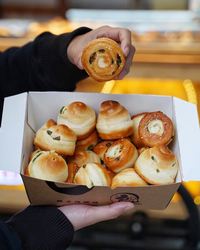 下午茶必備!秒殺烤饅頭『二良脆皮烤饅頭』一天只營業三小時!每日手擀麵團且現烤出爐,口感香Q帶脆又有嚼勁,大推蔥花口味,非常涮嘴好吃! - 阿華田的美食日記