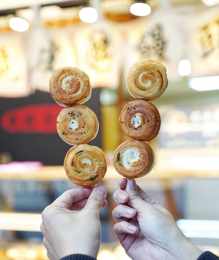 下午茶必備!秒殺烤饅頭『二良脆皮烤饅頭』一天只營業三小時!每日手擀麵團且現烤出爐,口感香Q帶脆又有嚼勁,大推蔥花口味,非常涮嘴好吃! - 阿華田的美食日記