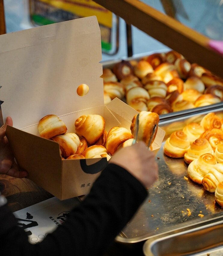 下午茶必備!秒殺烤饅頭『二良脆皮烤饅頭』一天只營業三小時!每日手擀麵團且現烤出爐,口感香Q帶脆又有嚼勁,大推蔥花口味,非常涮嘴好吃! - 阿華田的美食日記